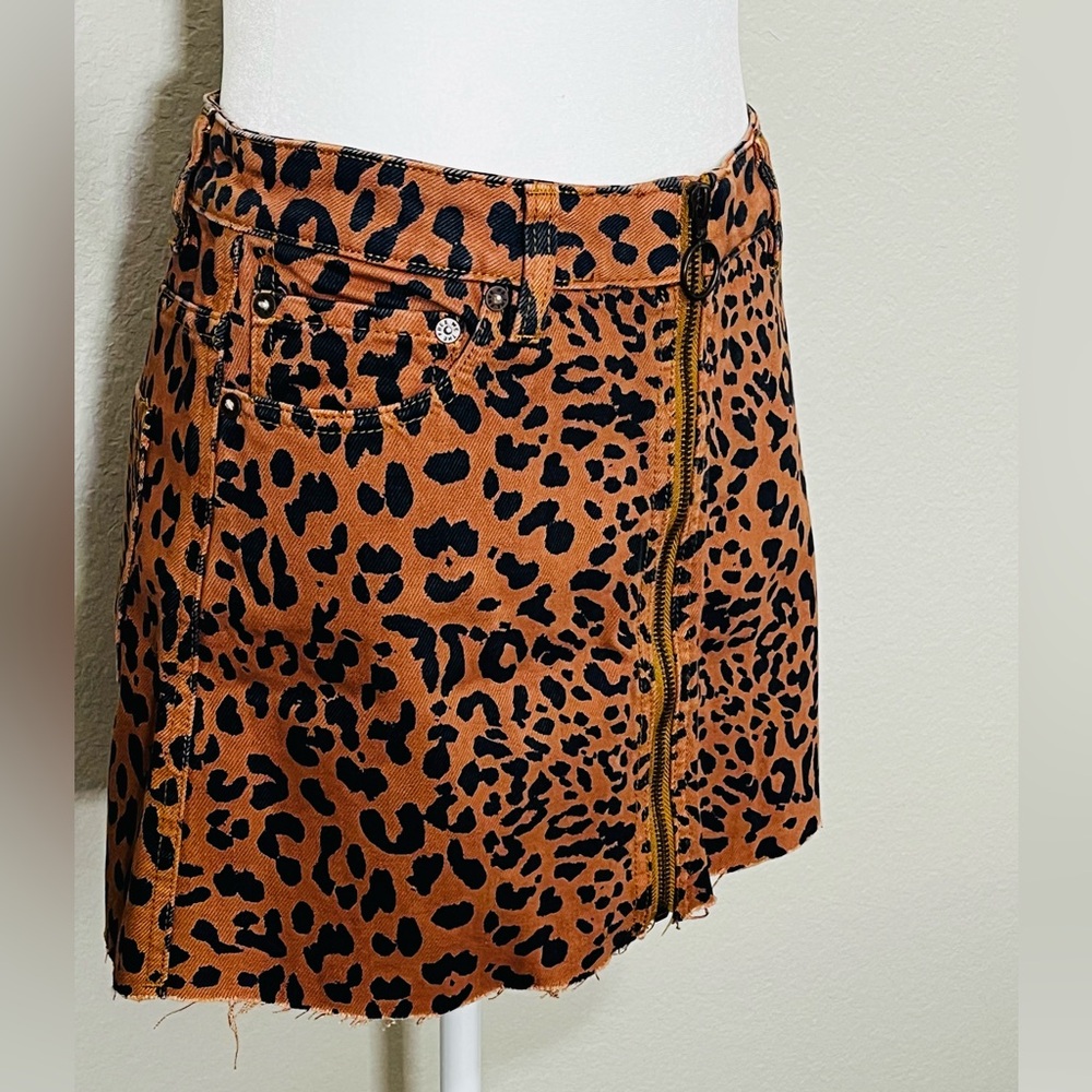 Free People NWT Leopard Print Frayed Hem Front Zip Mini Denim Skirt Size XS - Picture 4 of 14